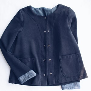 Organic cotton blend fleece short cardigan for woman with pockets. Metal snap buttons closure. Sustainable clothing. image 2