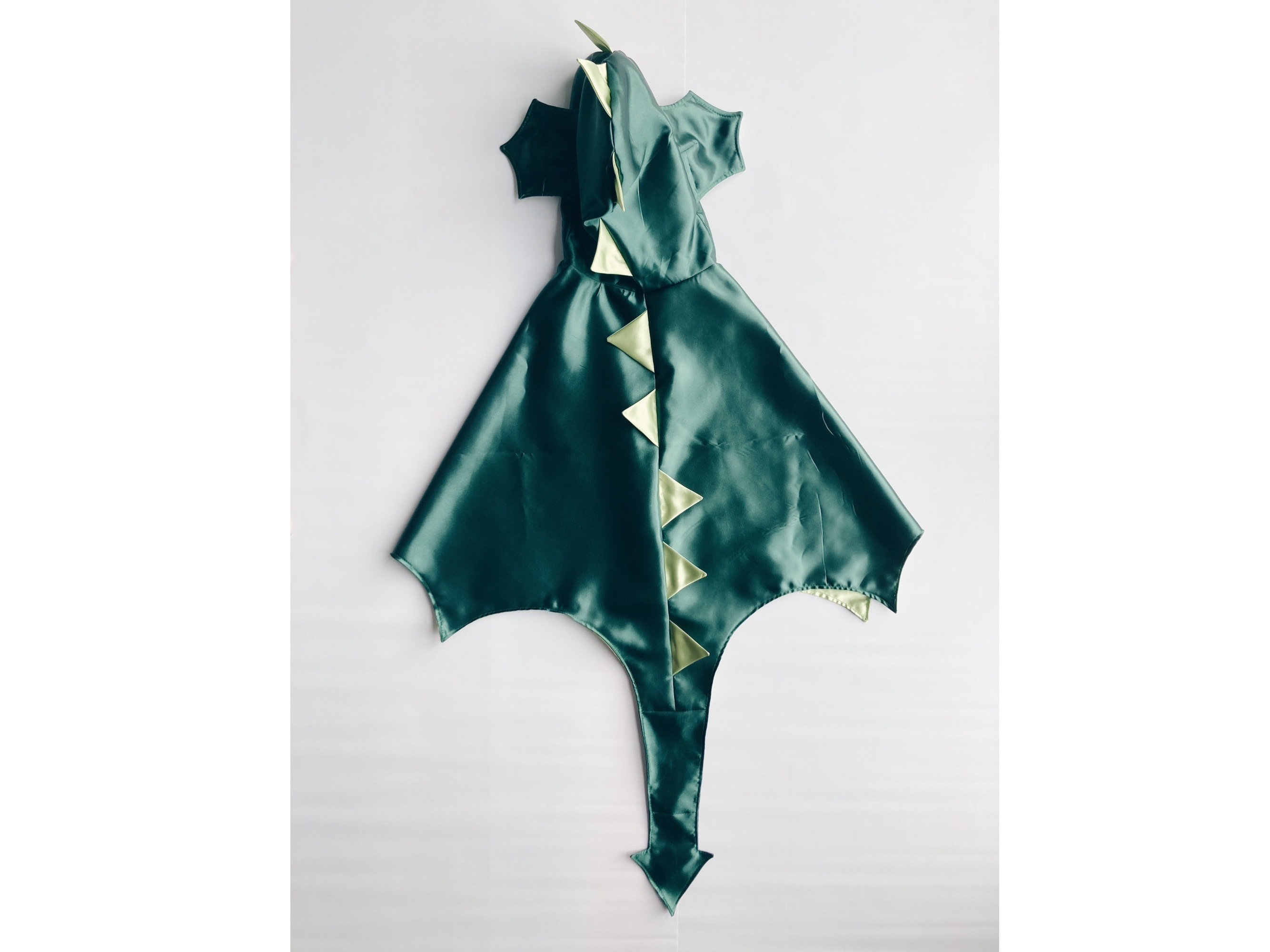 Dragon cape for kids. Dragon costume
