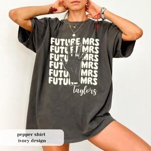 Personalisierte Zukunft Mrs Comfort Farben T-Shirt, Retro Bachelorette Braut Shirt