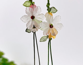 Breloque pour téléphone faite main fleurs blanches et jaunes