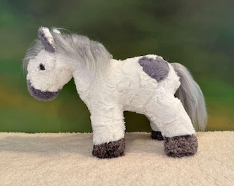 Pony de peluche Cupido: Caballo blanco hecho a mano con corazón.