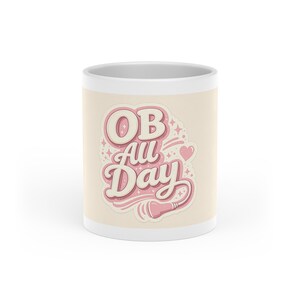 OB All Day™ Mok | Roze | Koffiemok voor echoscopisten | Cadeau voor echoscopisten | Mok voor vrouwengezondheid | Koffiebeker voor bevalling | Wand Work™