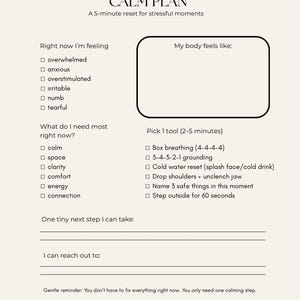 K&ouml;nnte beinhalten: Ein beigefarbenes, bedruckbares Arbeitsblatt mit dem Titel "Overwhelmed Mom Calm Plan" mit Aufforderungen zur Selbsteinsch&auml;tzung und Stressbew&auml;ltigung. Enth&auml;lt Abschnitte zur Identifizierung von Gef&uuml;hlen, K&ouml;rperempfindungen, Bed&uuml;rfnissen und Handlungen. Beruhigendes Design.