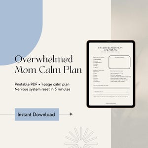 K&ouml;nnte beinhalten: Ein Tablet-Computer zeigt einen "&Uuml;berforderter Mama Calm Plan" mit Aufforderungen zur Selbsteinsch&auml;tzung und Beruhigungstechniken. Das Design ist minimalistisch mit sanften Farben und dem Text "Druckbares PDF, 1-seitiger Calm Plan, Nervensystem-Reset in 5 Minuten."