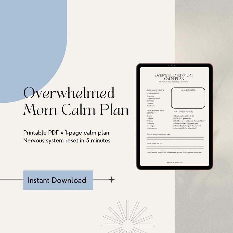 K&ouml;nnte beinhalten: Ein Tablet-Computer zeigt einen "&Uuml;berforderter Mama Calm Plan" mit Aufforderungen zur Selbsteinsch&auml;tzung und Beruhigungstechniken. Das Design ist minimalistisch mit sanften Farben und dem Text "Druckbares PDF, 1-seitiger Calm Plan, Nervensystem-Reset in 5 Minuten."