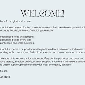 K&ouml;nnte beinhalten: Ein digitales Toolkit mit dem Wort "WELCOME!" in einer stilvollen Schriftart. Der Text beschreibt den Zweck des Toolkits: Gef&uuml;hle der &Uuml;berforderung zu bew&auml;ltigen und Erdungswerkzeuge f&uuml;r Achtsamkeit bereitzustellen. Das Toolkit stammt von Mindful Nest.
