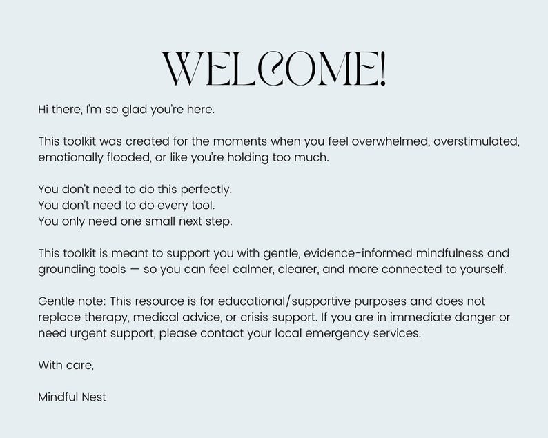 K&ouml;nnte beinhalten: Ein digitales Toolkit mit dem Wort "WELCOME!" in einer stilvollen Schriftart. Der Text beschreibt den Zweck des Toolkits: Gef&uuml;hle der &Uuml;berforderung zu bew&auml;ltigen und Erdungswerkzeuge f&uuml;r Achtsamkeit bereitzustellen. Das Toolkit stammt von Mindful Nest.