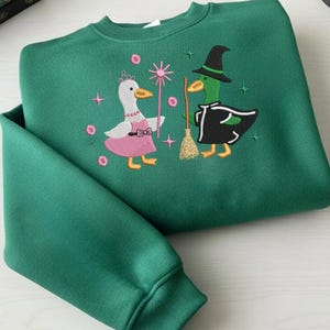 Goose Wicked-sweater, Wicked Musical geïnspireerde eend geborduurde trui, Elphaba Glinda Goose ronde hals, schattige heksengroene trui