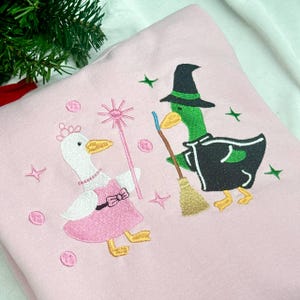 Sudadera Goose Wicked, suéter bordado de pato inspirado en el musical Wicked, sudadera Elphaba Glinda Goose de cuello redondo, lindo suéter verde de bruja