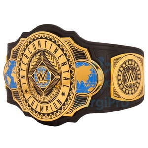 Puede incluir: Un cinturón de campeonato Intercontinental dorado y negro. El cinturón presenta una gran placa central con las palabras "Intercontinental Heavyweight Champion" y dos placas laterales con mapas del mundo.