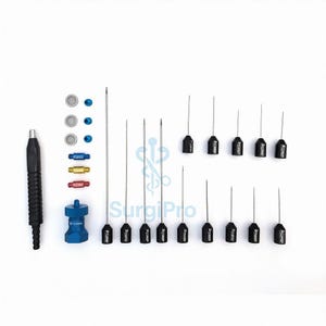 Peut inclure: Ensemble d'instruments chirurgicaux, comprenant des aiguilles, des manches et des connecteurs, disposés sur une surface blanche. Les instruments sont principalement argentés et noirs, avec des accents bleus, dorés et rouges. Le texte "SurgiPro" est visible.