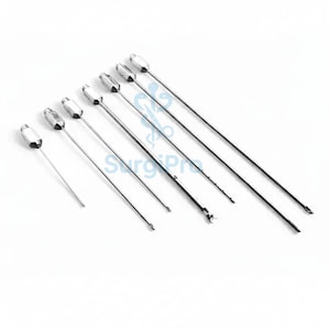 Peut inclure: Un assortiment d'instruments chirurgicaux, avec des tiges fines de couleur argentée et des têtes ovales texturées. Les instruments sont disposés en diagonale sur un fond blanc, mettant en valeur leurs différentes longueurs et pointes détaillées. Les outils semblent être médicaux ou chirurgicaux.