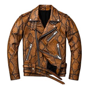 Peut inclure: Veste en cuir marron à motif peau de serpent, de style motard classique. Elle présente un col cranté, une fermeture éclair asymétrique, plusieurs poches zippées et une ceinture réglable. La veste a des détails argentés et une doublure noire.