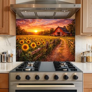 Può includere: Un paraschizzi da cucina con un vibrante tramonto su un campo di girasoli e un fienile rosso. L'immagine include un sentiero sterrato che conduce al fienile, una staccionata in legno e un cielo giallo e arancione brillante. La scena evoca fascino rurale e bellezza naturale.