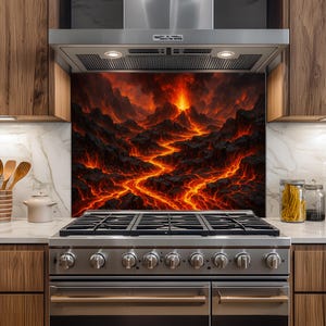 Puede incluir: Un protector contra salpicaduras de cocina con un paisaje volcánico ardiente con lava fluyendo y montañas oscuras y dentadas. La obra de arte es predominantemente roja, naranja y negra, creando un efecto visual dramático. El protector está instalado detrás de una cocina de gas de acero inoxidable.