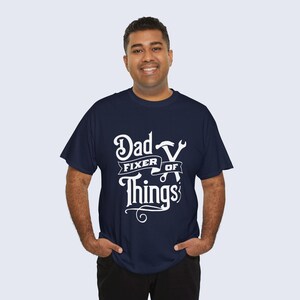 Camiseta "Papá Arreglando Cosas", Camiseta Divertida para Papá, Regalo del Día del Padre para el Esposo, Camiseta para Papá Manitas, Regalo para Papá DIY, Camiseta de Manitas, Camiseta de la Vida de Papá imagen 7