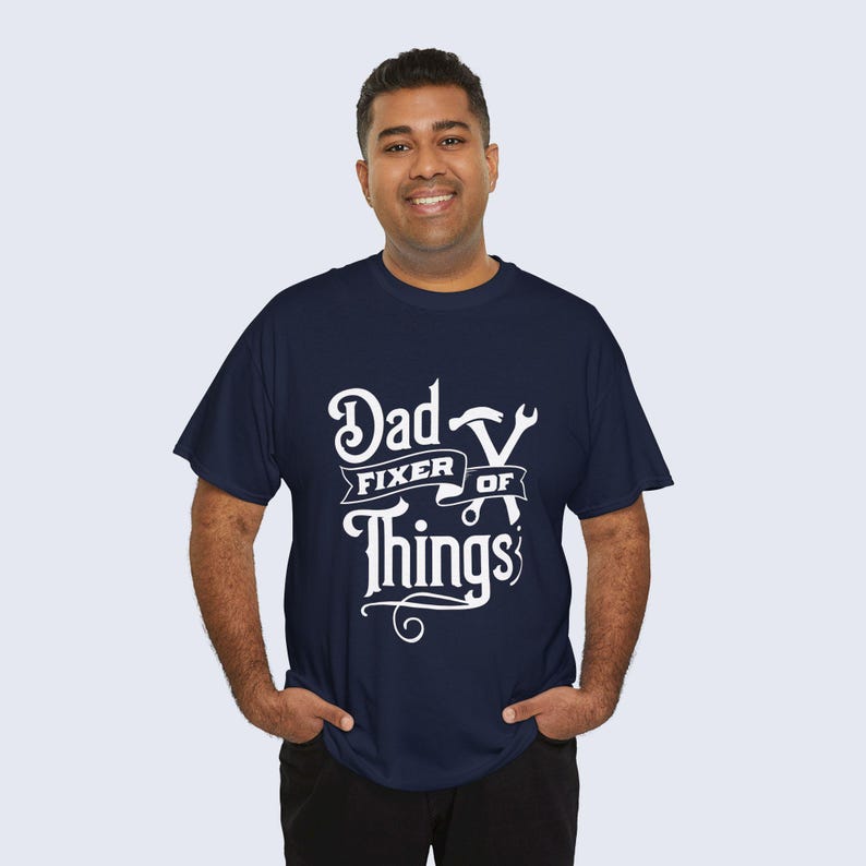 Camiseta "Papá Arreglando Cosas", Camiseta Divertida para Papá, Regalo del Día del Padre para el Esposo, Camiseta para Papá Manitas, Regalo para Papá DIY, Camiseta de Manitas, Camiseta de la Vida de Papá imagen 7