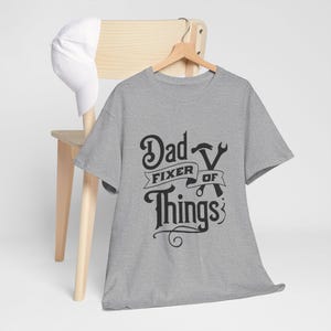 Camiseta "Papá Arreglando Cosas", Camiseta Divertida para Papá, Regalo del Día del Padre para el Esposo, Camiseta para Papá Manitas, Regalo para Papá DIY, Camiseta de Manitas, Camiseta de la Vida de Papá Sport Grey