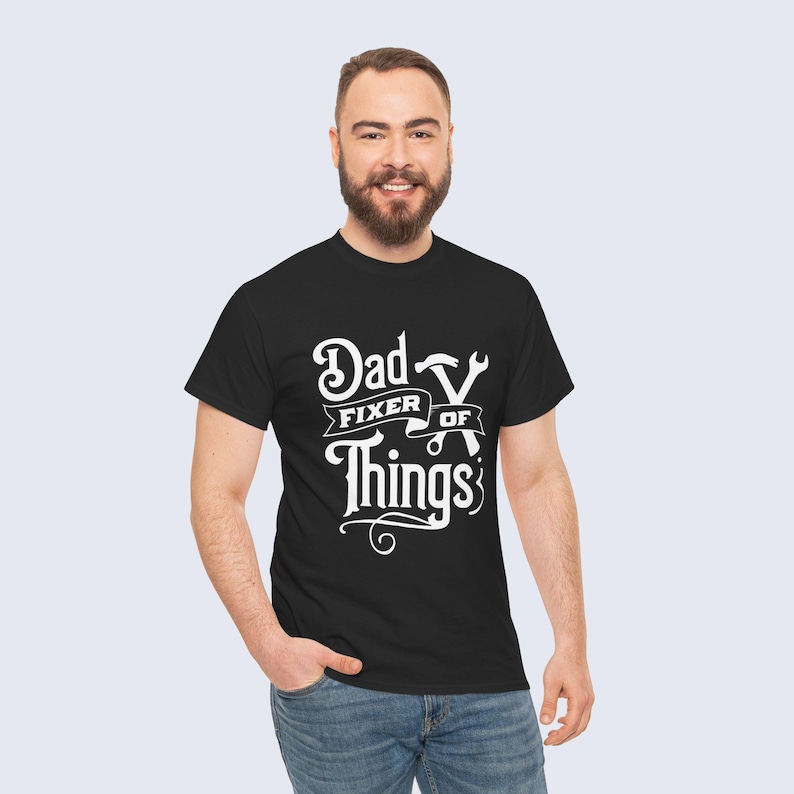 Camiseta "Papá Arreglando Cosas", Camiseta Divertida para Papá, Regalo del Día del Padre para el Esposo, Camiseta para Papá Manitas, Regalo para Papá DIY, Camiseta de Manitas, Camiseta de la Vida de Papá imagen 2