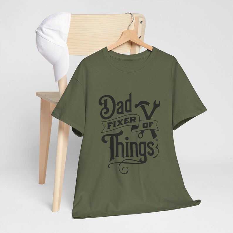Camiseta "Papá Arreglando Cosas", Camiseta Divertida para Papá, Regalo del Día del Padre para el Esposo, Camiseta para Papá Manitas, Regalo para Papá DIY, Camiseta de Manitas, Camiseta de la Vida de Papá Military Green