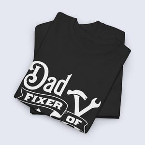 Camiseta "Papá Arreglando Cosas", Camiseta Divertida para Papá, Regalo del Día del Padre para el Esposo, Camiseta para Papá Manitas, Regalo para Papá DIY, Camiseta de Manitas, Camiseta de la Vida de Papá imagen 4