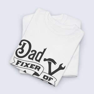 Camiseta "Papá Arreglando Cosas", Camiseta Divertida para Papá, Regalo del Día del Padre para el Esposo, Camiseta para Papá Manitas, Regalo para Papá DIY, Camiseta de Manitas, Camiseta de la Vida de Papá imagen 3