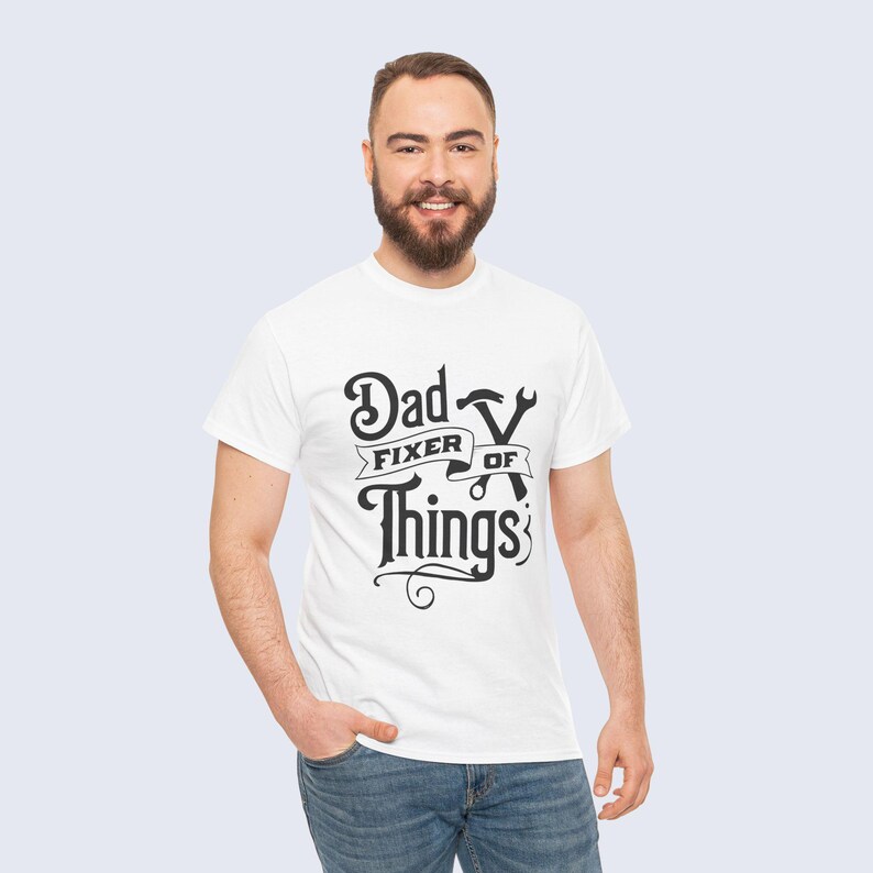 Camiseta "Papá Arreglando Cosas", Camiseta Divertida para Papá, Regalo del Día del Padre para el Esposo, Camiseta para Papá Manitas, Regalo para Papá DIY, Camiseta de Manitas, Camiseta de la Vida de Papá imagen 5