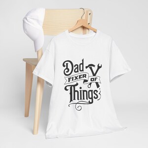 Camiseta "Papá Arreglando Cosas", Camiseta Divertida para Papá, Regalo del Día del Padre para el Esposo, Camiseta para Papá Manitas, Regalo para Papá DIY, Camiseta de Manitas, Camiseta de la Vida de Papá White