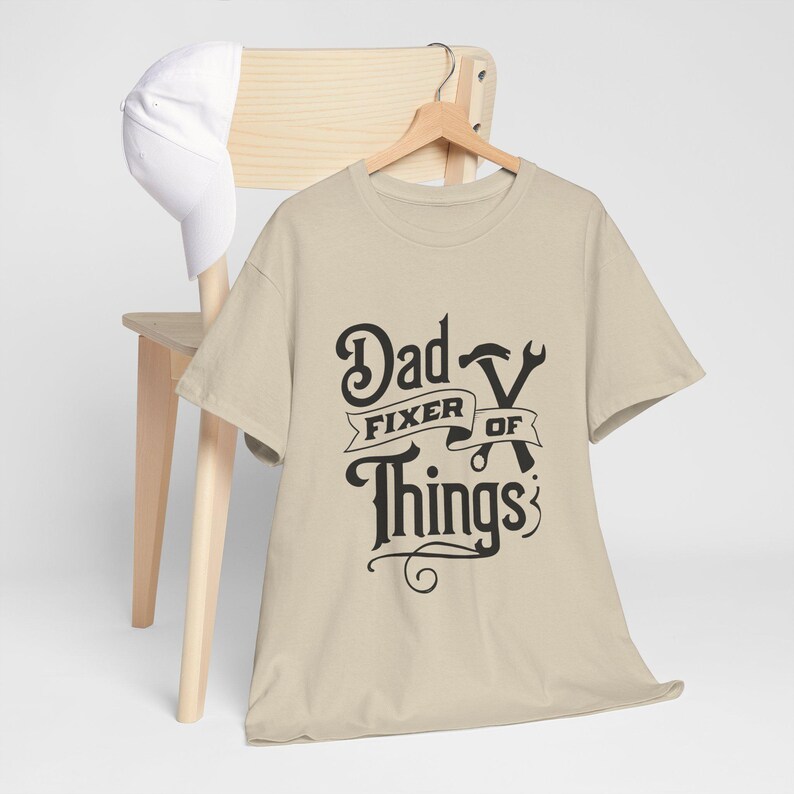 Camiseta "Papá Arreglando Cosas", Camiseta Divertida para Papá, Regalo del Día del Padre para el Esposo, Camiseta para Papá Manitas, Regalo para Papá DIY, Camiseta de Manitas, Camiseta de la Vida de Papá Sand