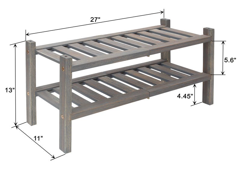 Puede incluir: Un zapatero de madera de dos niveles, de 68,6 cm de largo, 33 cm de alto y 28 cm de profundidad. El estante de color gris tiene estantes de listones y patas resistentes. El estante superior est&aacute; a 14,2 cm de la parte superior y el inferior a 11,3 cm del suelo.