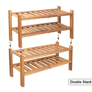 Puede incluir: Zapatero de madera de dos niveles con acabado natural. El estante est&aacute; dise&ntilde;ado para apilarse, con flechas que indican c&oacute;mo encajan las piezas. El texto "Double Stack" est&aacute; en la esquina inferior derecha.
