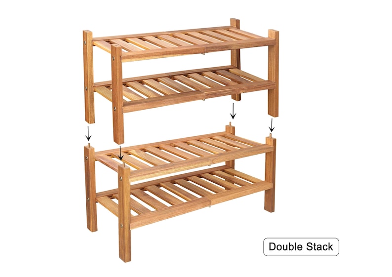 Puede incluir: Zapatero de madera de dos niveles con acabado natural. El estante est&aacute; dise&ntilde;ado para apilarse, con flechas que indican c&oacute;mo encajan las piezas. El texto "Double Stack" est&aacute; en la esquina inferior derecha.