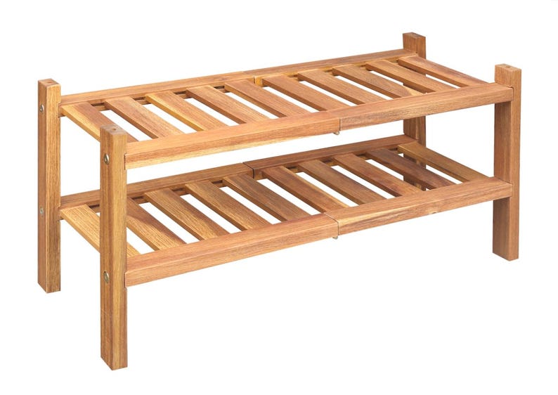 Puede incluir: Un zapatero de madera de dos niveles con acabado natural. El zapatero tiene forma rectangular con estantes de listones y patas robustas. La veta de la madera es visible y el dise&ntilde;o es sencillo y funcional. El zapatero est&aacute; dise&ntilde;ado para guardar zapatos.