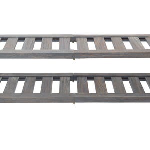 Puede incluir: Un zapatero de madera de dos niveles con acabado gris. El estante tiene un dise&ntilde;o de listones en cada balda y est&aacute; sostenido por cuatro postes de esquina. Dise&ntilde;ado para guardar varios pares de zapatos.