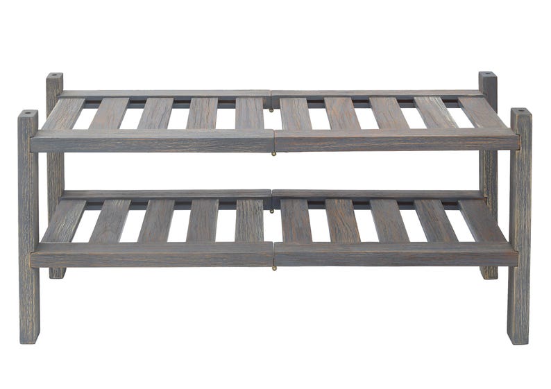 Puede incluir: Un zapatero de madera de dos niveles con acabado gris. El estante tiene un dise&ntilde;o de listones en cada balda y est&aacute; sostenido por cuatro postes de esquina. Dise&ntilde;ado para guardar varios pares de zapatos.