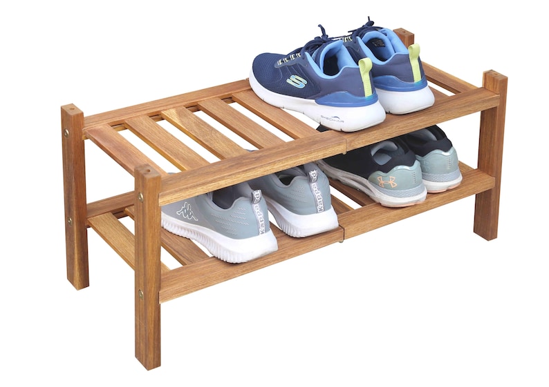 Puede incluir: Un zapatero de madera de dos niveles con varios pares de zapatillas deportivas. El estante es de madera marr&oacute;n claro y tiene un dise&ntilde;o de listones en los estantes. Las zapatillas son de varios colores, incluyendo azul, gris y negro.