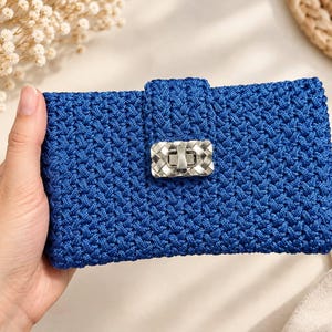 Bolso de mano azul cobalto, bolso de cordón de poliéster tejido, bolso de mano texturizado hecho a mano con cierre metálico.