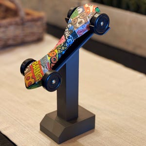 パインウッドダービーカーディスプレイスタンド - 標準BSAスタイルカーに適合 - スカウトレースディスプレイ