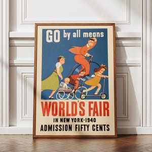 Op de afbeelding: Een ingelijste vintage poster die de Wereldtentoonstelling van 1940 in New York aankondigt. De poster toont een gezin op een fiets, een step en duwend een kinderwagen. De tekst luidt "GO by all means" en "WORLD'S FAIR IN NEW YORK - 1940 ADMISSION FIFTY CENTS."