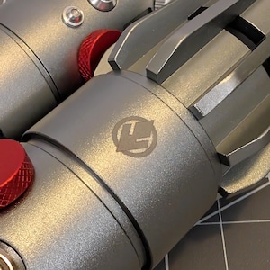 Puede incluir: Un letrero de madera r&uacute;stica con la frase "Welcome to our home" en letras blancas. El letrero presenta un acabado envejecido y un dise&ntilde;o sencillo y acogedor, perfecto para la decoraci&oacute;n de la entrada.