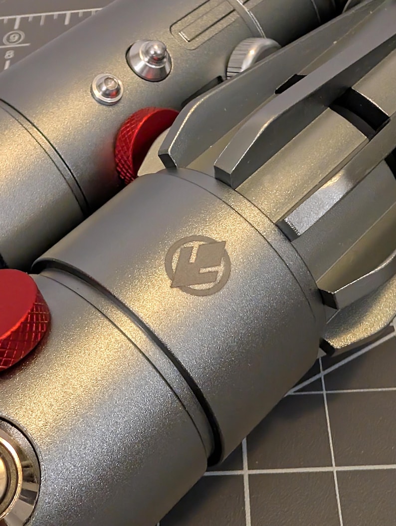 Puede incluir: Un letrero de madera r&uacute;stica con la frase "Welcome to our home" en letras blancas. El letrero presenta un acabado envejecido y un dise&ntilde;o sencillo y acogedor, perfecto para la decoraci&oacute;n de la entrada.