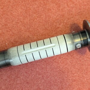 Puede incluir: Un accesorio de sable de luz met&aacute;lico con un mango blanco y negro y un protector de hoja plateado. El sable de luz tiene un dise&ntilde;o detallado con un cuerpo cil&iacute;ndrico y un emisor acampanado.