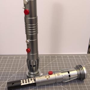 Puede incluir: Tabla de cortar de madera hecha a mano con acabado natural. Cuenta con ranura para jugos y asa. Dimensiones: aprox. 45,7 cm de largo, 30,5 cm de ancho y 2,5 cm de grosor.