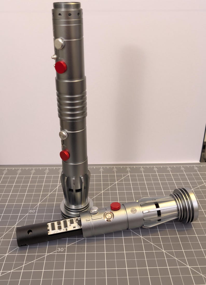 Puede incluir: Tabla de cortar de madera hecha a mano con acabado natural. Cuenta con ranura para jugos y asa. Dimensiones: aprox. 45,7 cm de largo, 30,5 cm de ancho y 2,5 cm de grosor.