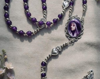 Rosario artesanal de Nuestra Señora de los Dolores con cuentas de amatista.