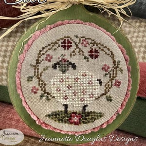 JEANNETTE DOUGLAS Chubby Ewe-serien med räknade korsstygnsmönster på cottageneedle.com 2025