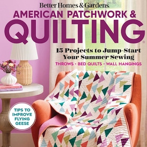 Puede incluir: Una portada de revista para American Patchwork & Quilting con el título "15 proyectos para comenzar tu costura de verano". La portada presenta una colcha colorida hecha de triángulos en tonos de rosa, verde, azul y naranja, drapeada sobre un sillón naranja. La revista es publicada por Better Homes & Gardens.