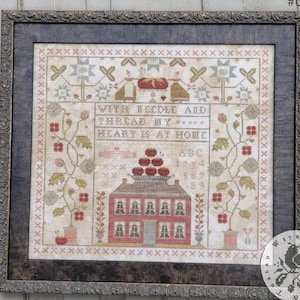Peut inclure: Point de croix encadré avec une maison, des vignes fleuries et le texte "WITH NEEDLE AND THREAD MY HEART IS AT HOME." Le design est de Brenda Gervais. Comprend un petit emblème rond avec un oiseau et les mots "WITH NEEDLE & THREAD".