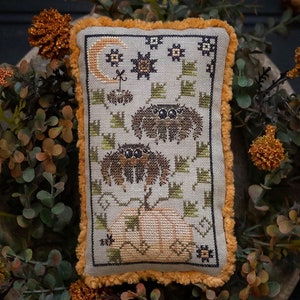 PLUM STREET SAMPLER Kreuzstichmuster von Jump Clump bei Cottageneedle.com Paulette Stewart