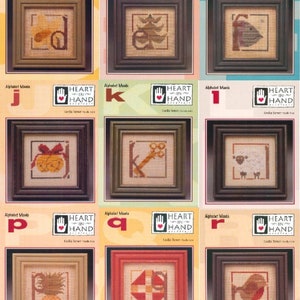 Puede incluir: Nueve muestras de punto de cruz enmarcadas con letras del alfabeto y varios dise&ntilde;os. Cada muestra est&aacute; en un marco de madera. Las letras incluyen d, e, f, j, k, l, p, q y r. Las muestras son de la colecci&oacute;n "Heart in Hand".